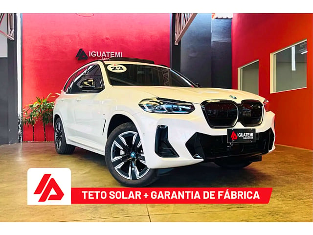 Foto de um bmw ix 3 2023 elétrico m sport.