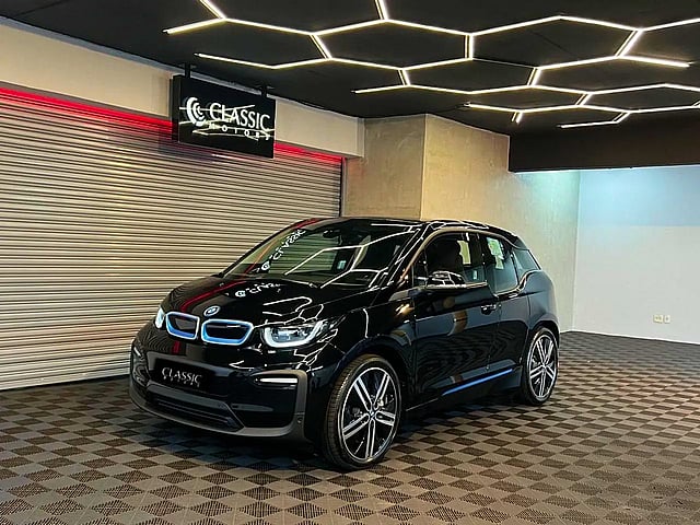 Foto de um bmw i3 elétrico edrive bev full automático.