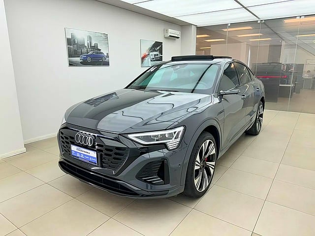 Foto de um audi q8 e-tron 2024 55 elétrico sportback performance black quattro.