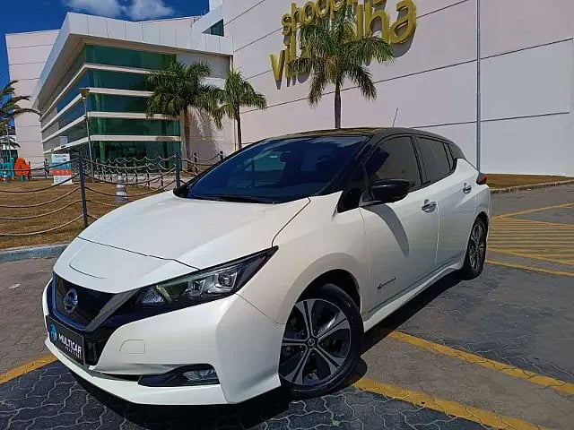 Foto de um nissan leaf tekna 2022.