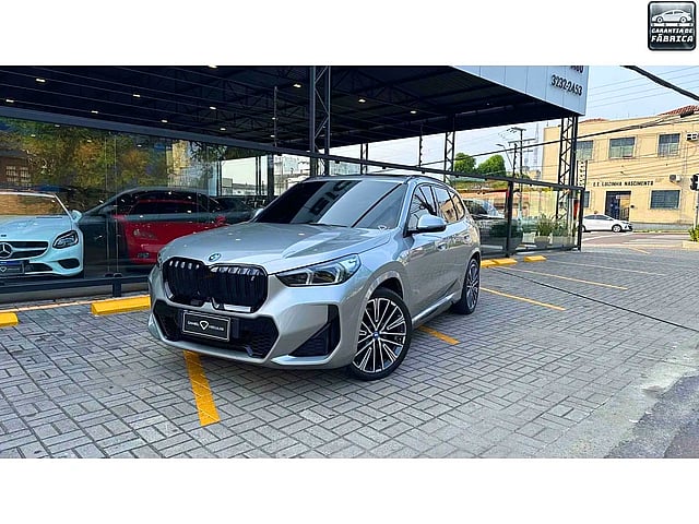 Foto de um bmw ix1 2024 elétrico xdrive30 m sport.