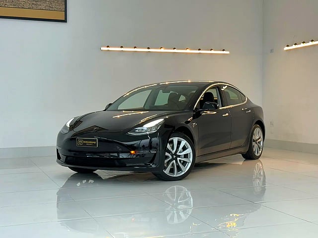 Foto de um tesla model 3 preta 2019.