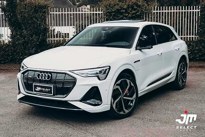 Foto de um audi e-tron e tron 2021.