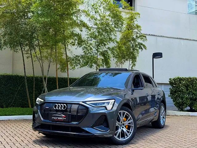 Foto de um audi e-tron elétrico sportback performance black quattro.