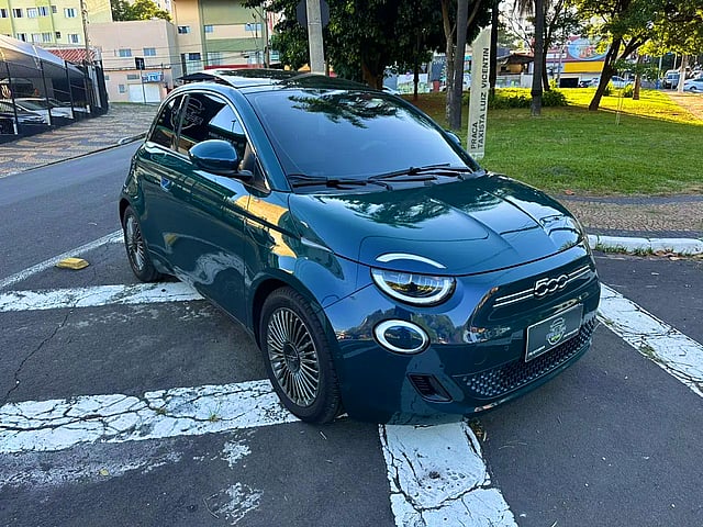 Foto de um fiat 500e icon (elétrico).