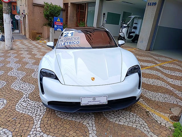 Foto de um porsche taycan 2021 4s elétrico automático.