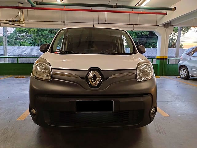 Foto de um renault kangoo carro.