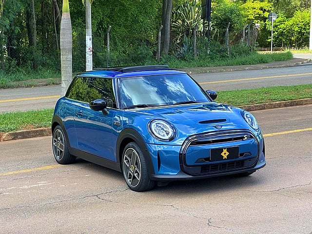 Foto de um mini cooper se top 3p (elétrico) 2022.