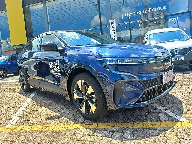 Foto de um renault megane e-tech eletrico 2024 azul.