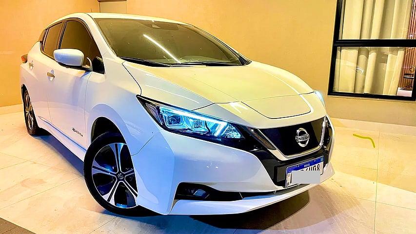 Foto de um nissan leaf elétrico !impecável !.