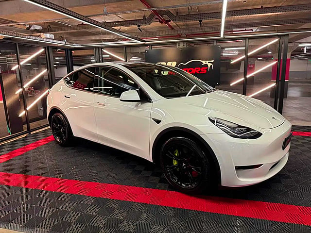 Foto de um tesla model y long range.