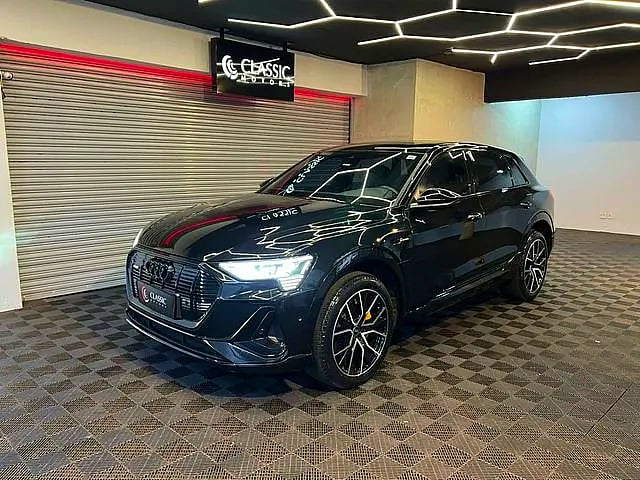 Foto de um audi e-tron elétrico sportback performance black quattro.