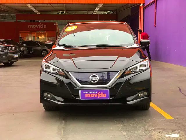 Foto de um nissan leaf ev.