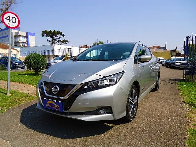 Foto de um nissan leaf eletrico.