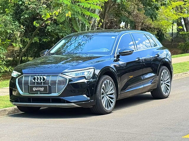 Foto de um audi e-tron performace aut. (elétrico).