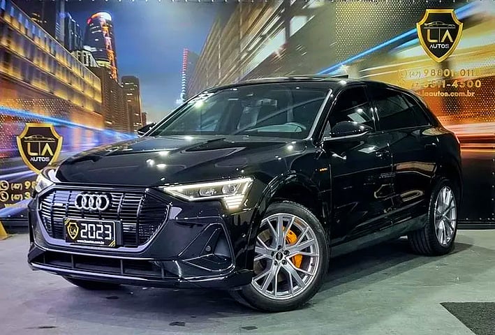 Foto de um audi sq8 e-tron sportback perfomace black 2023.