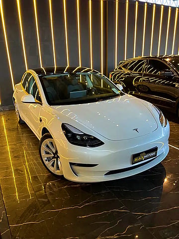 Foto de um tesla model 3 / 2023.