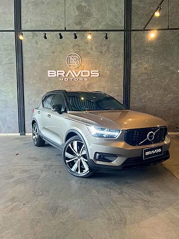 Foto de um volvo xc40 r design recharge.