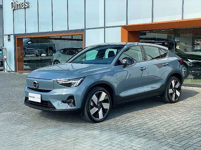 Foto de um volvo c40 p8 twin electric ultimate awd 2022/2023.