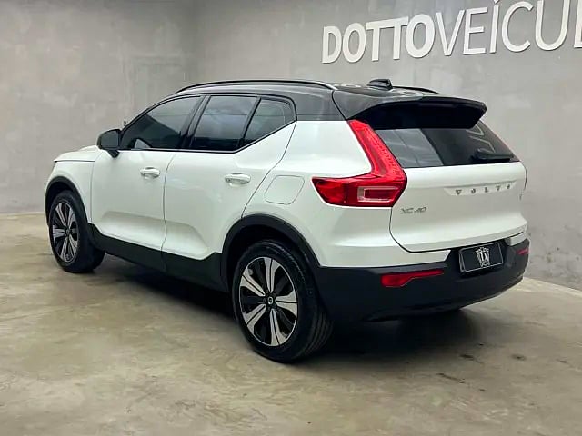 Foto de um volvo xc40 p6 recharge electric plus.