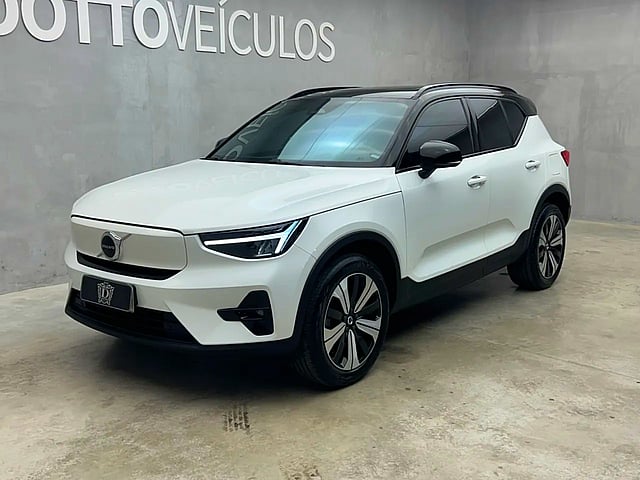 Foto de um volvo xc40 recharge plus (elétrico).