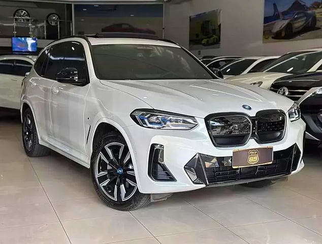 Foto de um bmw ix x3 xdrive20 i 2023.