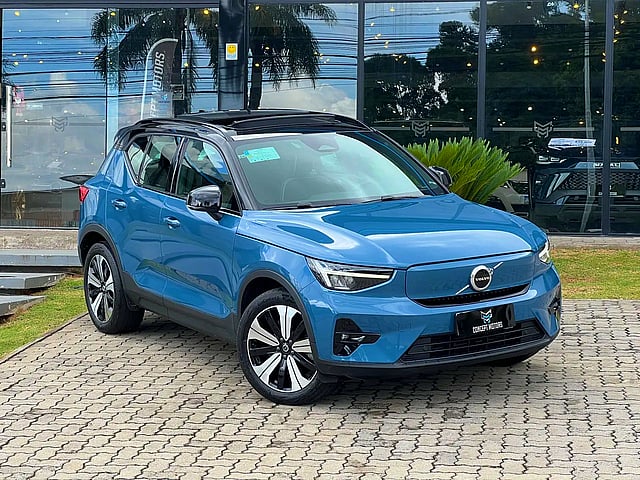 Foto de um volvo xc40 recharge plus (elétrico) azul 2022/2023.