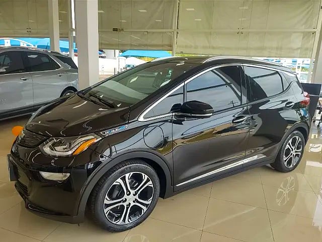 Foto de um chevrolet bolt premier eletrico.