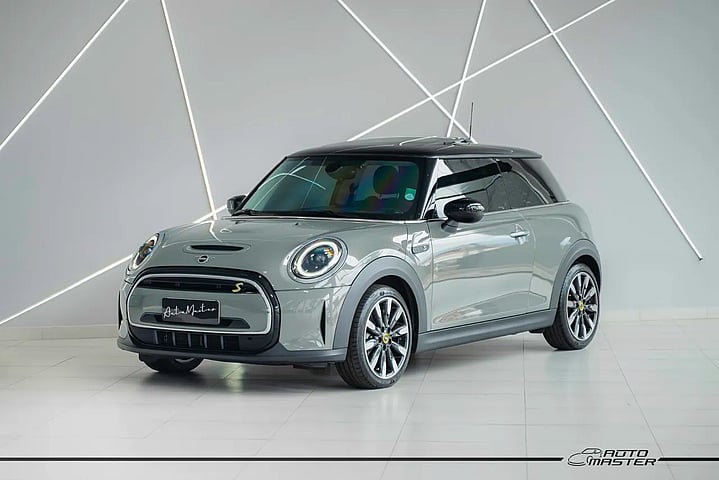 Foto de um mini cooper se exclusive 3p (elétrico).