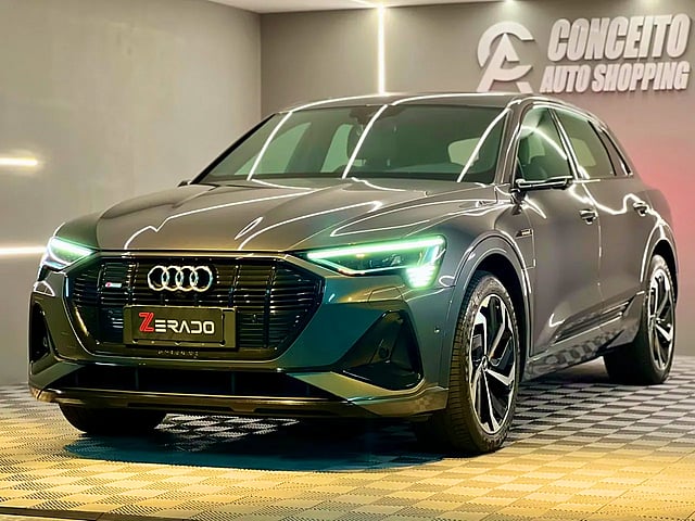 Foto de um audi e-tron performance black quattro 2022 (abaixo da fipe).