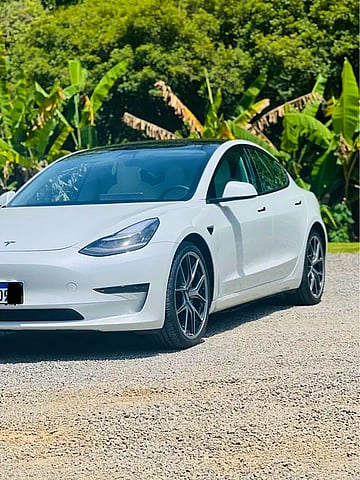 Foto de um tesla model 3 elétrico awd mod.2021.