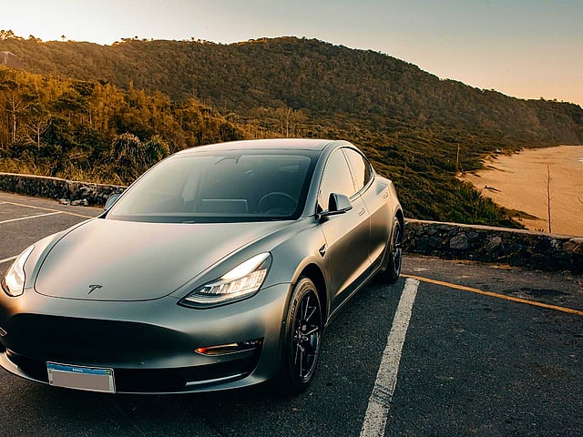 Foto de um tesla model 3 Mid.