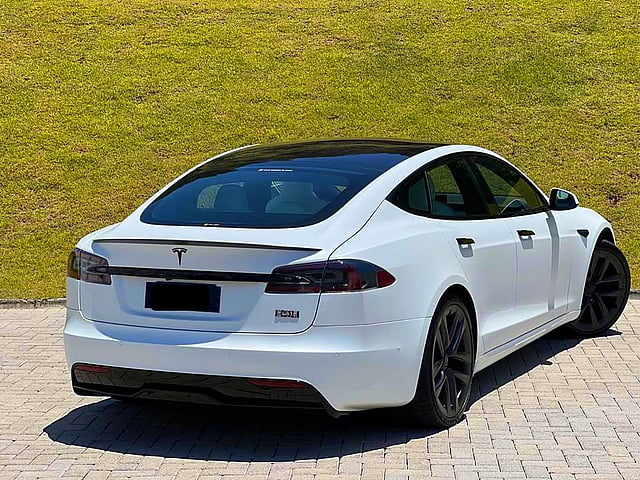 Foto de um tesla model s Plaid.