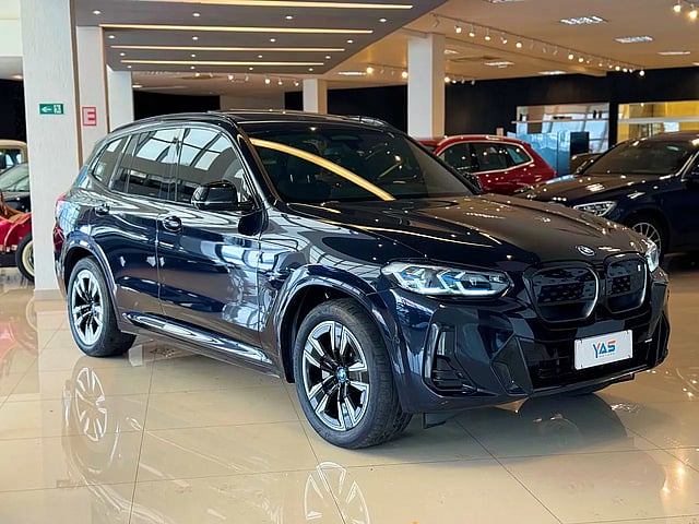 Foto de um bmw ix / 3 preta 2022/2023.