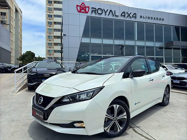 Foto de um nissan leaf 2020 b12p 40 elétrico.