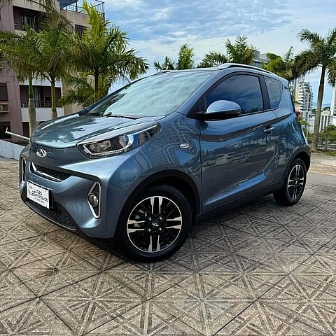 Foto de um chery icar caoa   eq1 tech 2023 compacto urbano 100% elétrico.