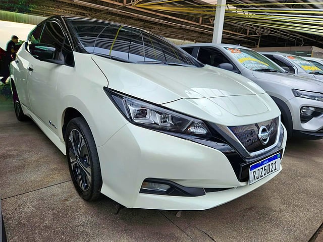 Foto de um nissan leaf eletrico 2022.