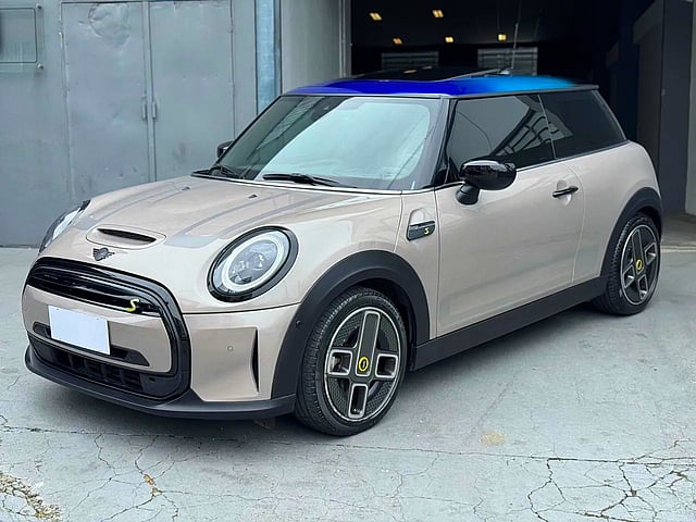 Foto de um mini cooper collection 2022. baixo km, 100% elétrico impecável.