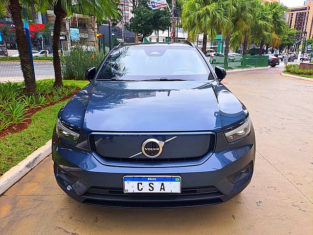 Foto de um volvo xc40 2021/202 phev 100% elétrico blindado.