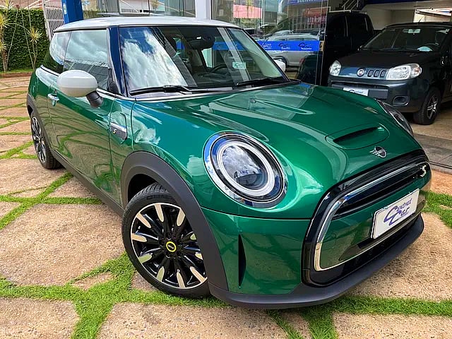 Foto de um mini cooper elétrico 2022 único dono.