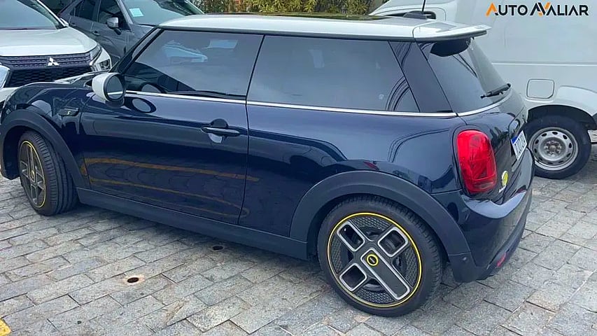 Foto de um mini cooper copper se elétrico top blindado 2023 **2.000km** falar com marcus rangel.