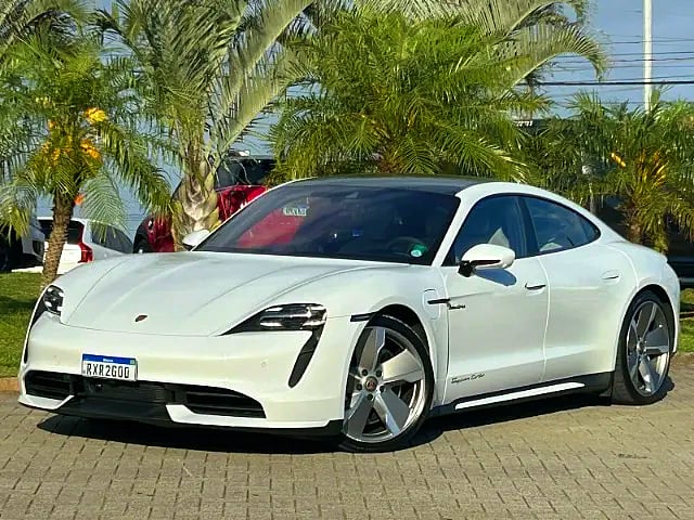 Foto de um porsche taycan turbo elétrico 2022.