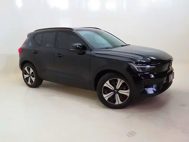 Foto de um volvo xc40 p6 recharge electric plus awd.