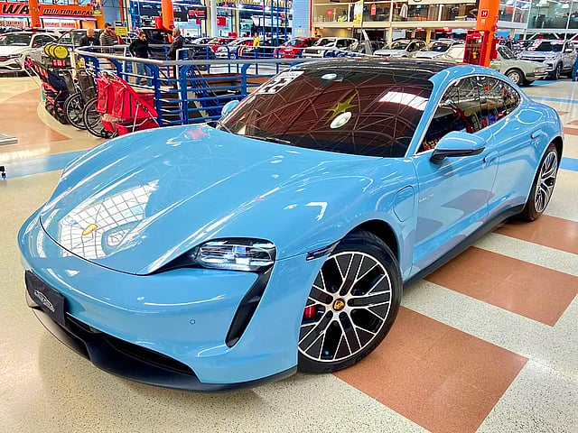 Foto de um porsche taycan 4s elétrico 2022/2022.