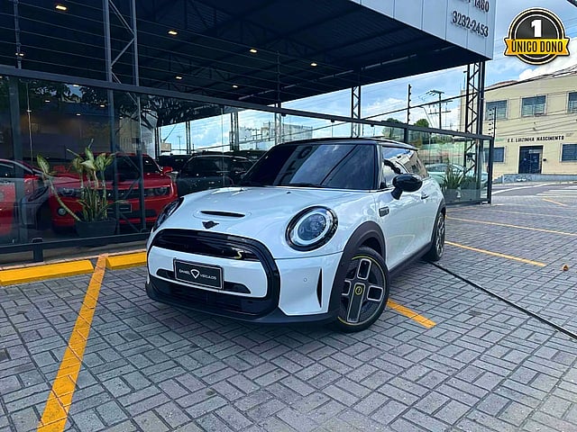 Foto de um mini cooper 2023 se top 2p elétrico.