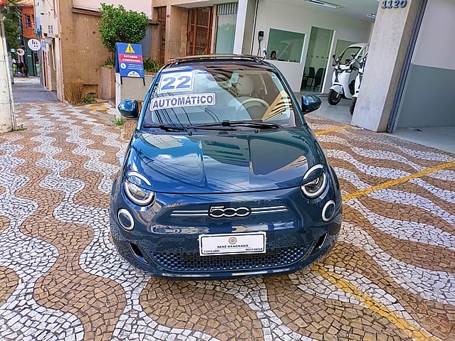 Foto de um fiat 500e 2022 icon elétrico automático.