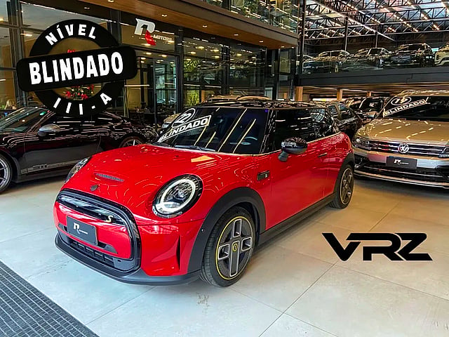 Foto de um mini cooper se top 2p elétrico.