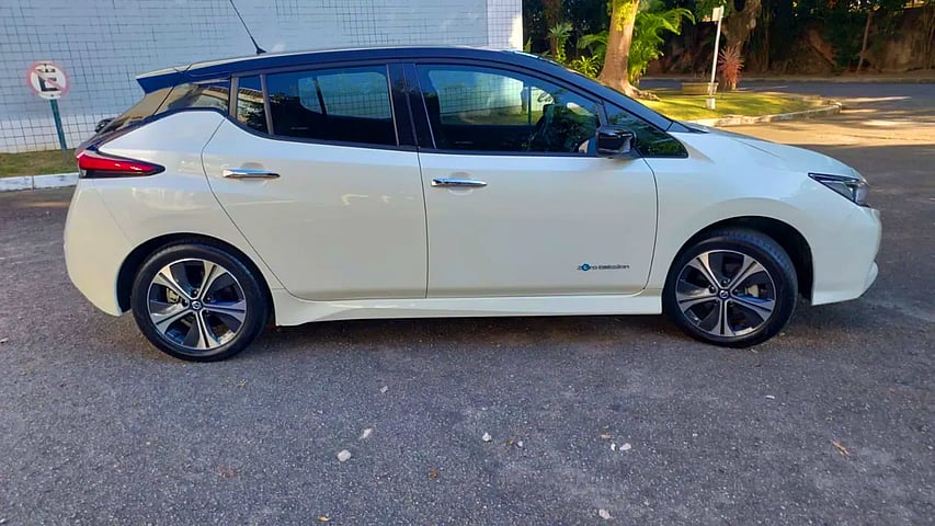 Foto de um nissan leaf 40kwh tekna 100% elétrico.