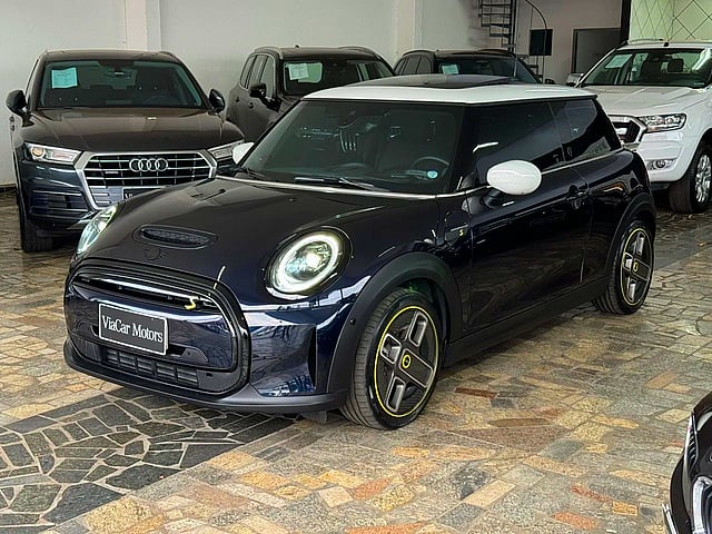 Foto de um mini cooper 2023 se top 2p elétrico.