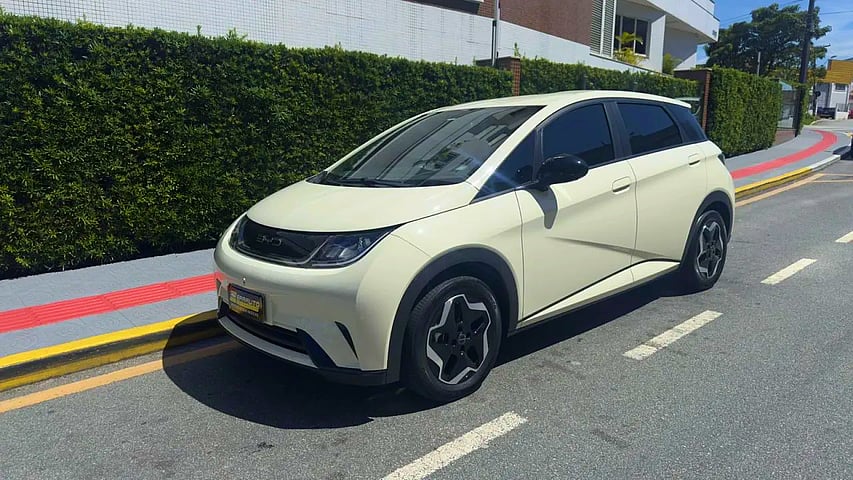 Foto de um byd dolphin ev (elétrico).